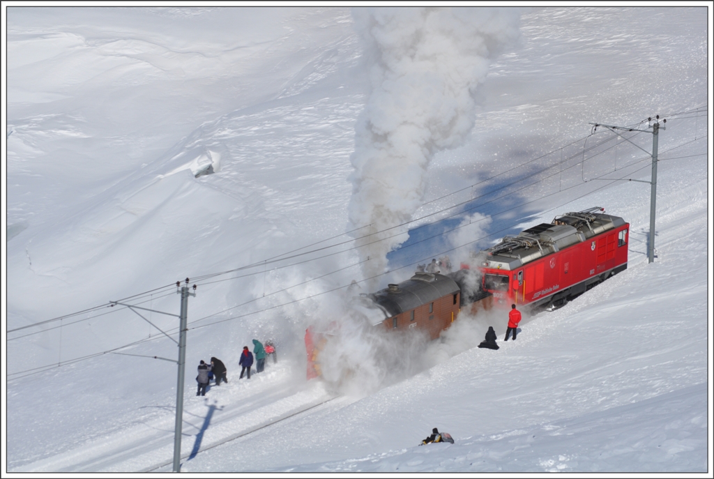 Das hat man nun davon, wenn man so nah am Geleise steht. Die Fotografen werden eingedeckt. (26.02.2011)