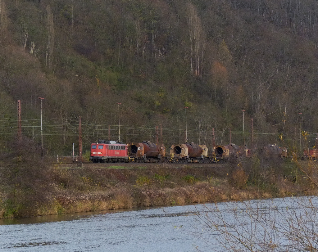 Das Herbstlaub ist fast berall gefallen, jetzt beginnt die triste Zeit. Eine leider unbekannt gebliebene 140er zieht ihre leeren Torpedowagen durch das Saartal.
Der Zug ist auf dem Weg nach Dillingen auf der Hhe des Rangierbahnhofes von Saarstahl zwischen Vlklingen und Bous.
20.11.2010 - KBS 685