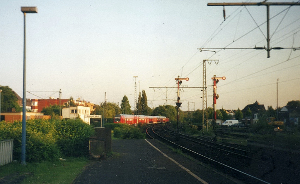 Das hier ist ein Scan von einem Foto, es zeigt den Bahnhof Rheydt im Jahr 2002 als es noch Formsignale gab. Im Hintergrund fhrt gerade ein Regionalexpress ein. August 2002