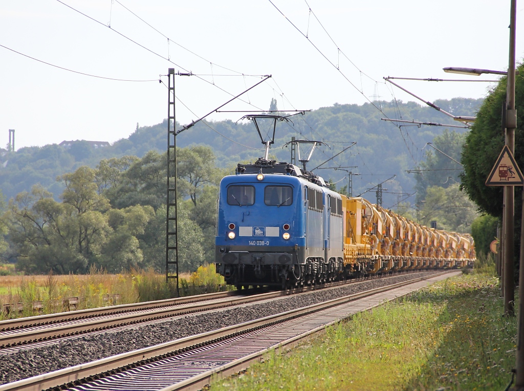 Das Highlight am 05.08.2012 kam in doppelt blauer Form von 140 038-0 (140 851) und 140 037-1 (140 831) der PRESS mit Strabag Bauzug in Richtung Norden. Aufgenommen in Ludwigsau-Friedlos.