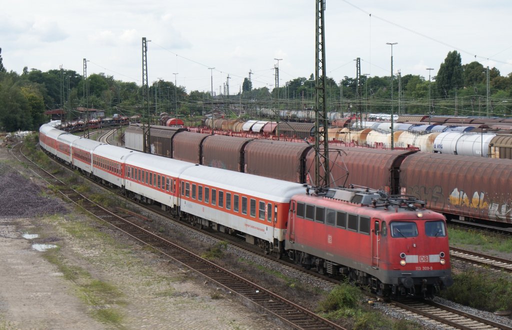 Das highlight des heutigen 03.09.2010,die 113 309-9 mit einem Autozug auf dem Gterumgehungsgleis im Seelzer Rbf.