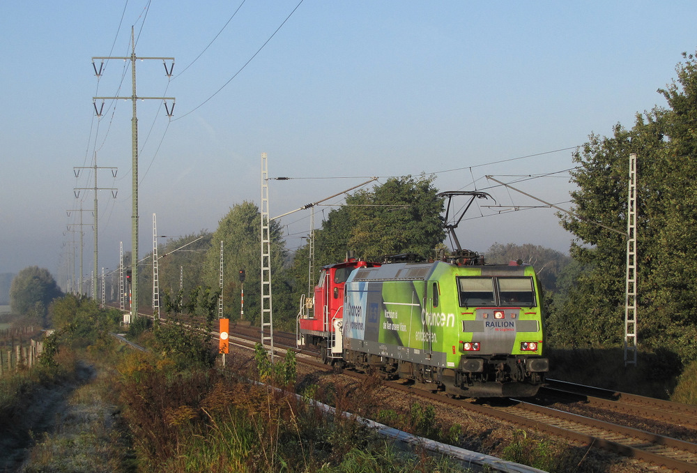 Das Highlight des Tages: 185 152-6 K+S  mit einem Dreibahn in Richtung Schnefeld fahrend kommt hier durch Diedersdorf (sdlich von Berlin) gefahren. 11.10.2010