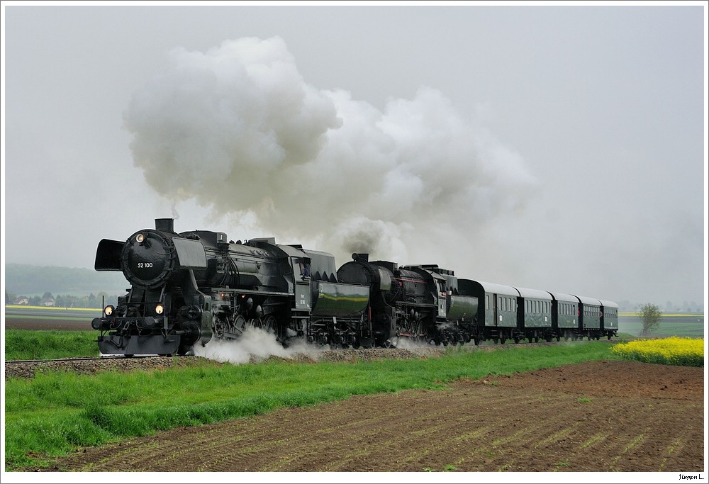 Das Highlight des Tages war der SREX 16170 von Wien/Ost nach Ernstbrunn, welcher anlsslich des Oldtimertreffens und der Fertigstellung der 52 100 mit zwei 52ern bespannt wurde; 52 100 und 52.4984 hier kurz vor Mollmannsdorf, 2.5.2010