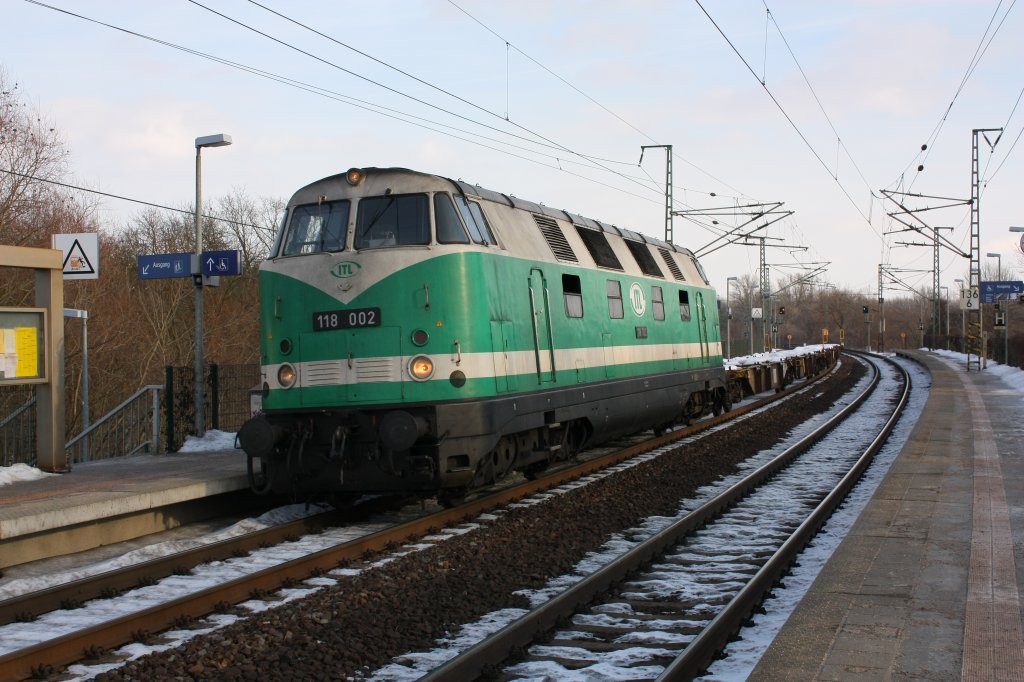 Das Highlight heute war 118 002 der ITL. Sie kommt aus Richtung Biederitz und durchf�hrt gerade den Haltepunkt Magdeburg-Herrenkrug. Fotografiert am 01.02.2010.