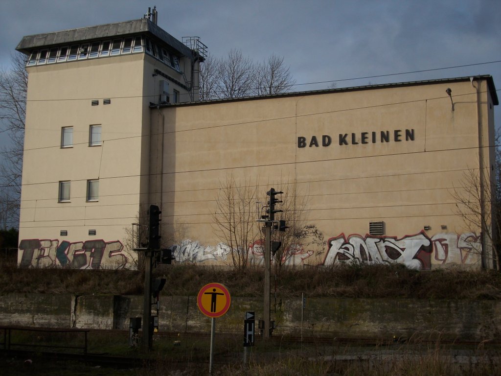 Das h�chste Geb�ude vom �rtchen Bad Kleinen ist das Zentralstellwerk das ein Gleisbildstellwerk ist.