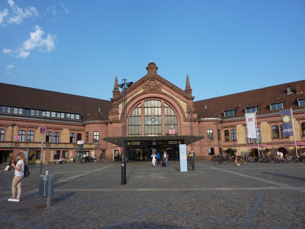 Das hbsche Bahnhofsgebude von Osnabrck am 10.09.2012.