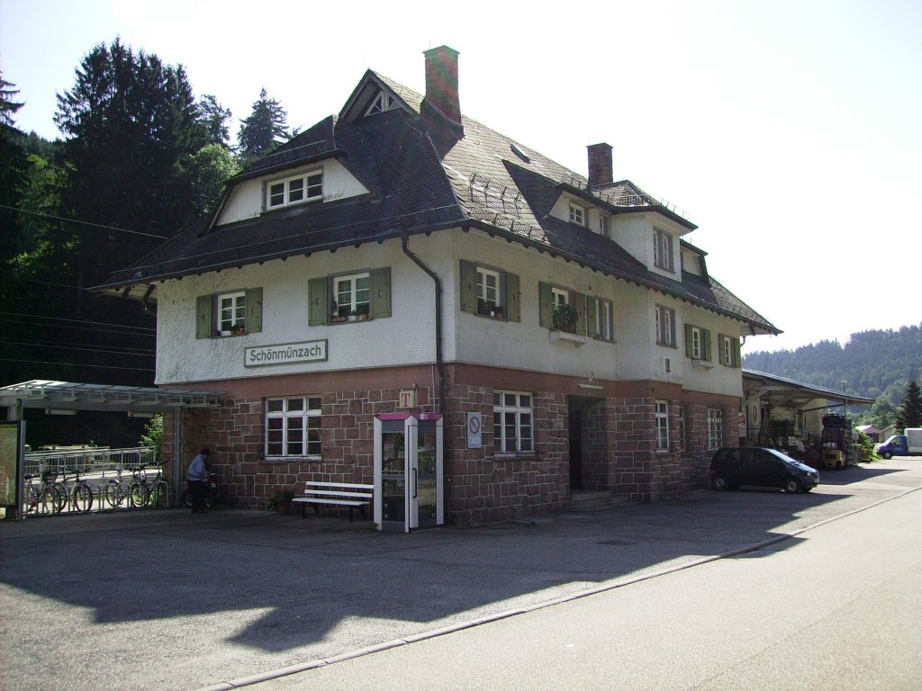 Das hbsche und gut erhaltene Empfangsgebude des schwbischen Bahnhofs Schnmnzach, am 01.09.2010, an der Murgtalbahn. Er ist der erste Bahnhof auf wrttembergischem Gebiet von Karlsruhe kommend.