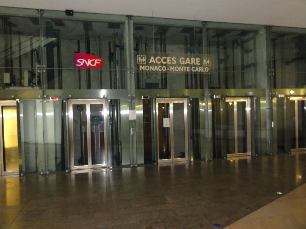 das innere des ersten Empfangs im Bahnhof  Monaco-Monte Carlo . Es gibt nur den Einstieg in 5 Aufzüge, die 16 Stockwerke in die Tiefe zum Bahnsteig führen.