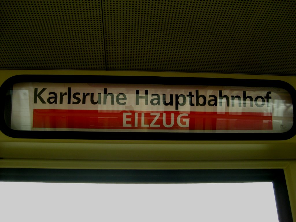 Das innere Zielrollband des Tw 906 auf der Fahrt als S31-Eilzug von Freudenstadt nach Karlsruhe. Ich stieg in Forbach (Schwarzwald) zu. Tw 906 wird dann von Karlsruhe Hbf nach Bruchsal-Menzingen fahren. Die Aufnahme entstand am 10.10.2010 beim Halt in Rastatt.