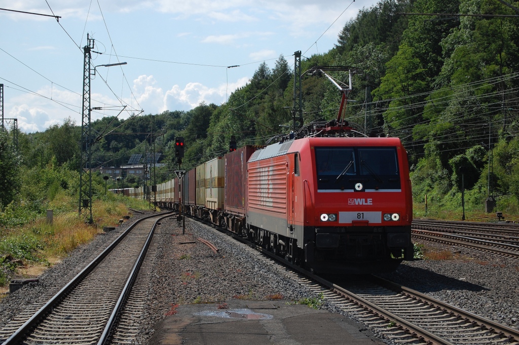 Das interessanteste kommt immer aus dem falschen Licht. So auch WLE 81 mit dem Warsteiner-Bierzug nach Mnchen, am 1.7.2011 in Altenbeken