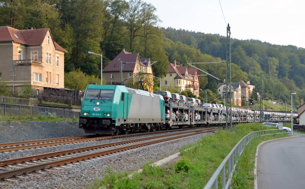 Das ITL-Pfefferminzbonbon 185 610 zog am Abend des 02.07.13 einen Autozug durch Knigstein Richtung Bad Schandau.