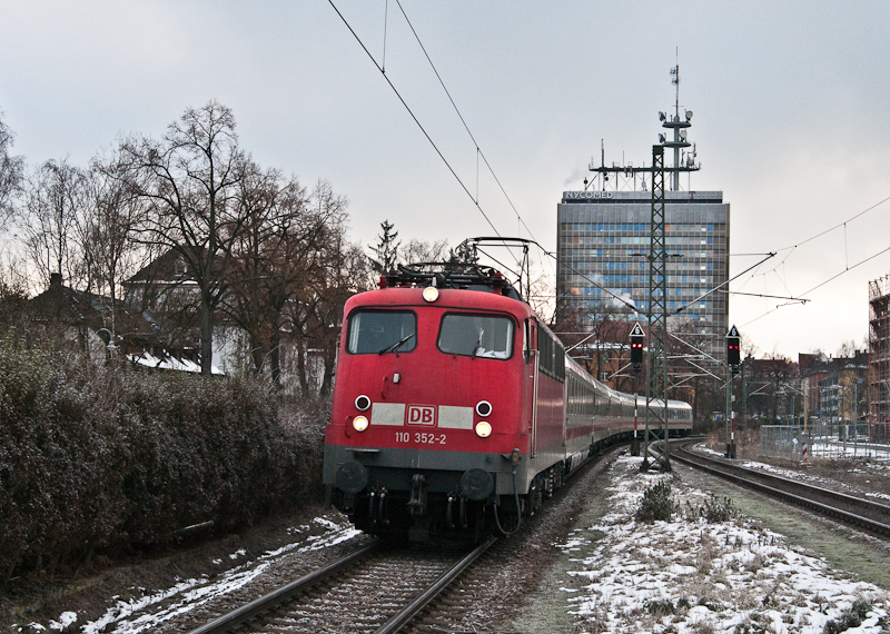 Das Jahr 2011 beginnt fr den Eisenbahnfreund schon einmal gut: Nachdem gestern IC 2371 zwischen Hamburg und Frankfurt (Main) ersatzlos ausfiel, durfte 110 352-2 zwischen Frankfurt (Main) und Konstanz Ersatzlok spielen. So bespannte sie heute die Rckleistung, nmlich den hier zu sehenden IC 2370 (Konstanz - Hamburg Hbf). Fr die Lok brigens ein  Heimspiel , war sie doch bis 2004 oft auf der Schwarzwaldbahn zugange. Hier sieht man den Zug in Konstanz Petershausen.
