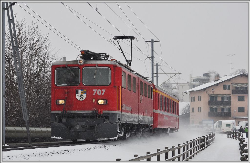 Das ist kein 1.Klasse Regionalzug, sondern ein Gterzug ohne entsprechende Last. Ge 5/6 II 707  Scuol  mit einem A zwischen Igis und Zizers. (12.02.2013)