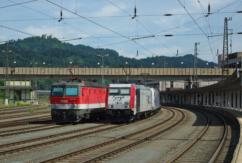 Das Kombiverkehr/Lokomotion Doppelgespann aus 185 664 und 663 bekommt beim warten Gesellschaft von 1144 268. Aufgenommen am 13.07.2010 in Kufstein.