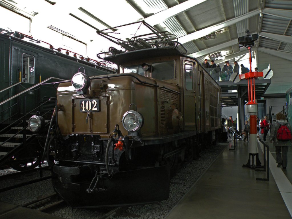 Das Krokodil Ge 6/6 der RhB mit der Betriebsnummer 402 wurde 1921 in Betrieb genommen und im Jahre 1985 ausgemustert und kann nun im Verkehrshaus Luzern bewundert werden. Die Aufnahme stammt vom 17.04.2012.