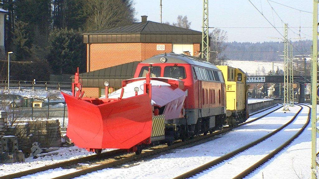 Das Kronacher Schneepflug-Gespann steht am 02.02.2012 einsatzbereit auf Gleis 6. Leider liegt im Moment noch zu wenig Schnee, sodass es in diesem Winter noch keinen richtigen Einsatz gab. 