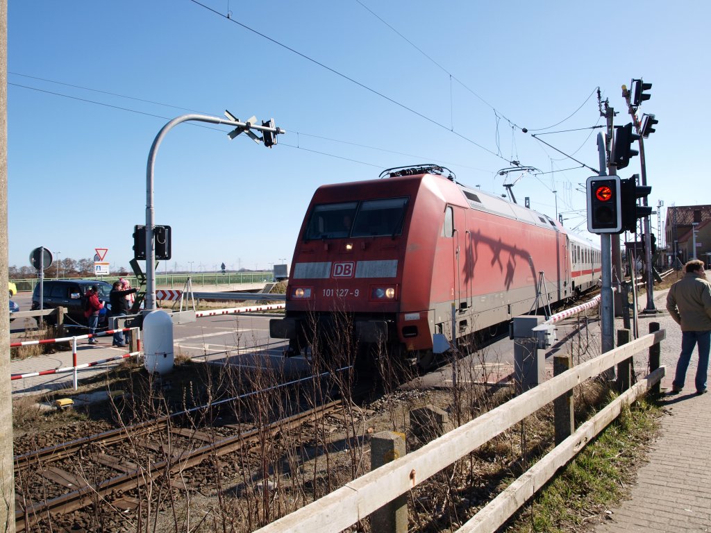 Das  Kuriosium  der Bahnhfe Norddeich und Norddeich Mole (eigentlich ja ein  Haltepunkt : dort gibt es keine Weiche): 101 127 fhrt bei wunderbarem Frhlingswetter mit ihrem IC 2333 aus Kln Hbf in Norddeich Mole ein, whrend die hinteren Wagen erst  Norddeich  verlassen. Zwischen den Bahnhfen befinden sich laut Kursbuch nur 500 Meter ...
Mit zugelassenen 10 km/h auf diesem Teilstck drfte es sich hierbei auch um die geringste Reisegeschwindigkeit eines IC in Deutschland handeln.