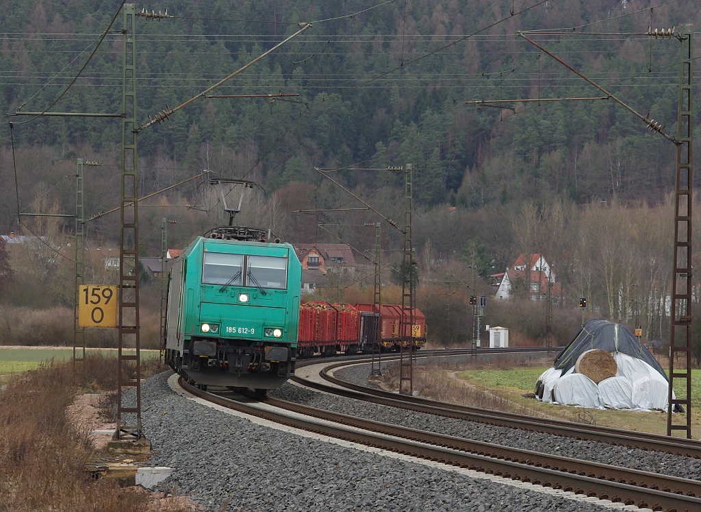 Das Leih- Pfefferminzbonbon  der DB Schenker mit einem  Modellbahn-Gterzug  in Fahrtrichtung Sden. Aufgenommen zwischen Mecklar und Friedlos am 11.03.2011.