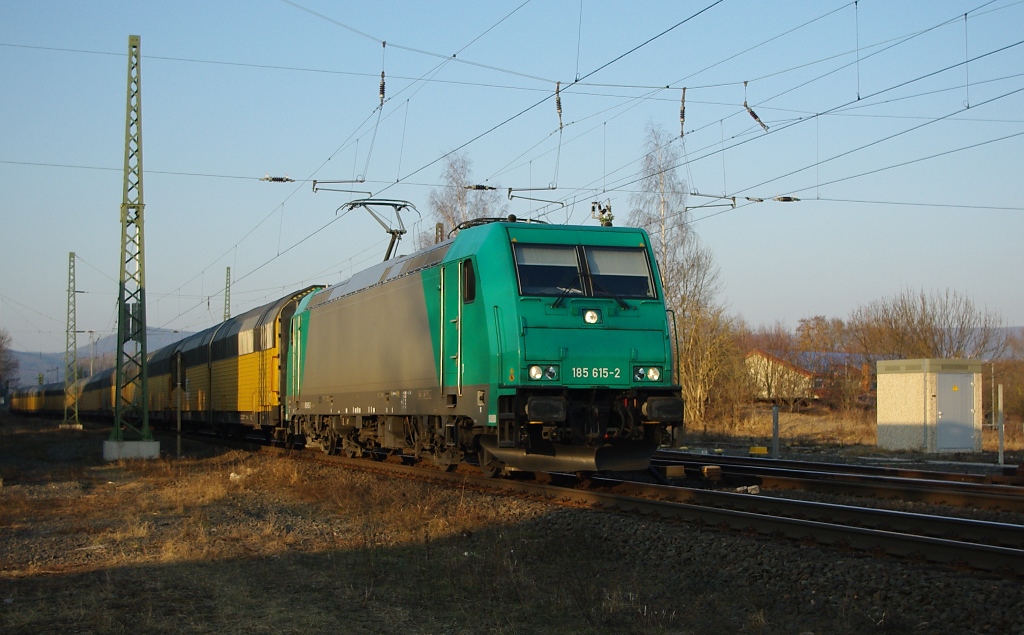 Das Leih- Pfefferminzbonbon  der TX Logistik 185 615-2 mit Autotransportwagen in Fahrtrichtung Sden. Aufgenommen am 08.03.2011 am B Eltmannshausen/Oberhone.