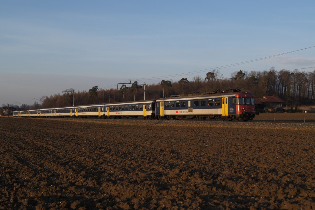 Das letzte Bild vom 21.2.12 zeigt den S 33-Doppelpendel auf der Rckfahrt nach Winterthur bei Henggart. An der Spitze des Zuges befindet sich der RBe 540 035-3.