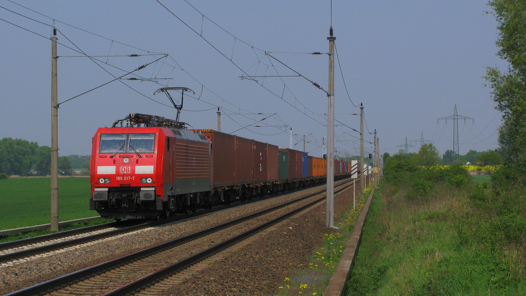 Das letzte Bild entstand, als wir gerade einpackten und schon im Auto saen, da schloss die Schranke nochmal und ich sprang nochmal aus dem Auto um dieses Bild von 189 017-7 mit ihrem Containerzug von Hamburg Waltershof nach Prag zu machen. 29.04.2011