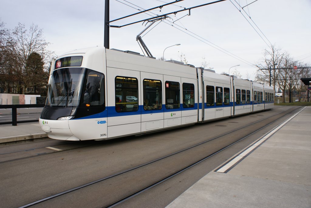 Das letzte Bild meiner Glattalbahnserie zeigt den beinahe fabrikneuen Be 5/6 3076 in der Station Leutschenbach.