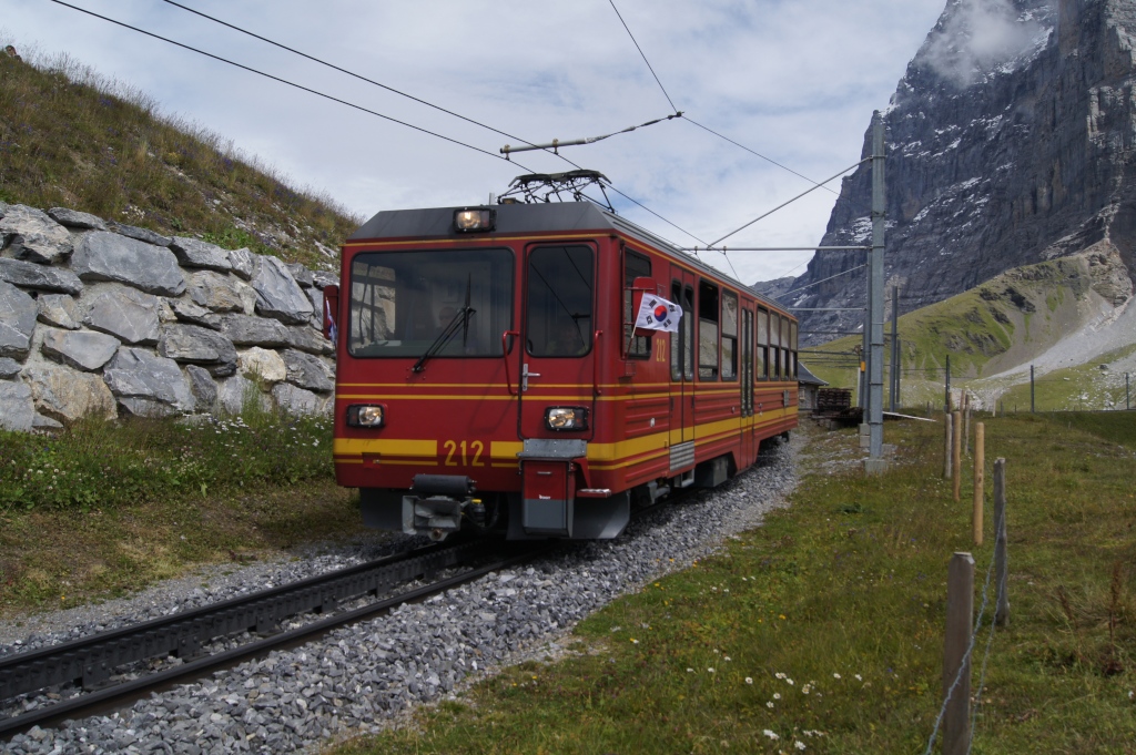 Das letzte Bild meiner Serie vom 13.8.11 aus dem Berner Oberland zeigt den BDhe 4/8 212 gemeinsam mit dem BDhe 4/8 218 oberhalb der Kleinen Scheidegg.