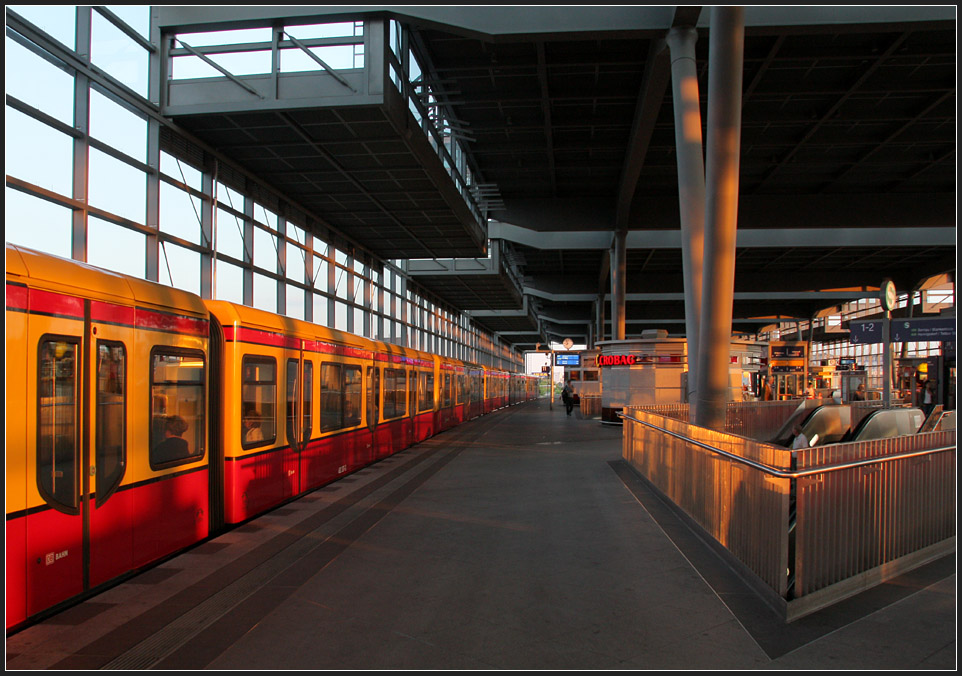 Das letzte direkte Abend-Sonnenlicht - 

... im S-Bahnhof Südkreuz der Berliner Ringbahn. 

19.08.2010 (M)