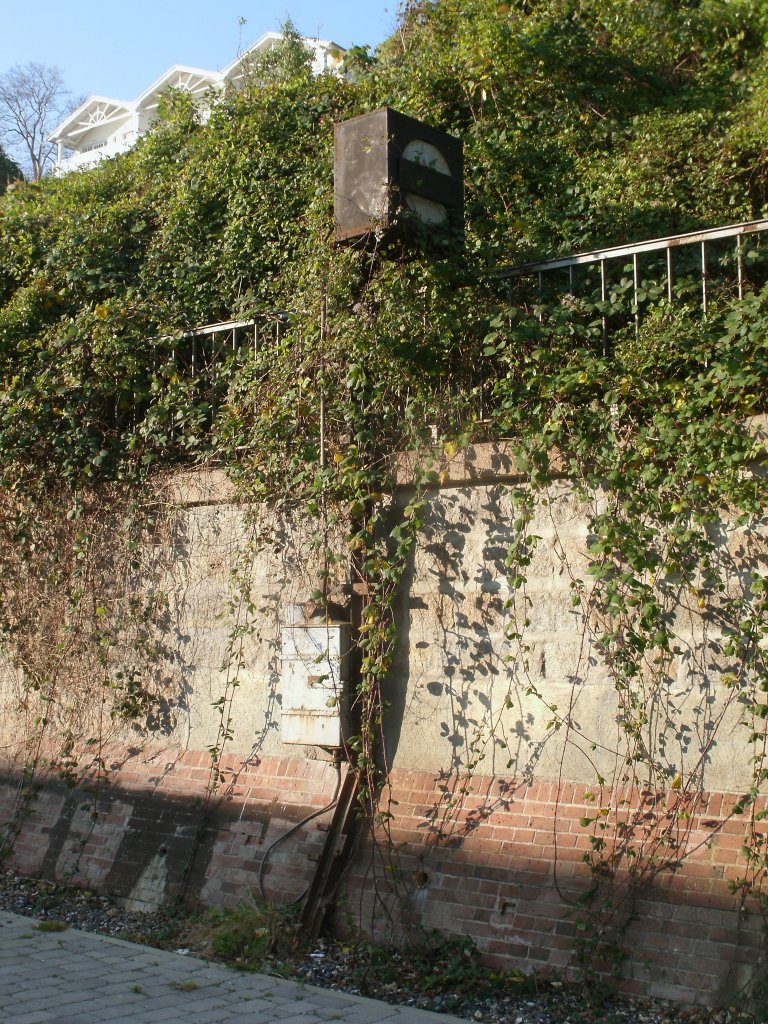 Das letzte Gleissperrsignal,seiner Bauart auf Rgen,steht an der Sttzmauer im Sassnitzer Hafen und ist nicht mehr im Betrieb.Aufnahme vom 12.November 2011.