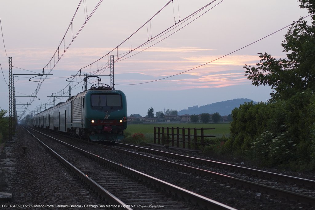 Das letzte Licht der Dmmerung durch Wolken getrbt gesehen nah an St. Martin vorbei dieser regionalen Cazzago Milan-Brescia typische Zusammensetzung.