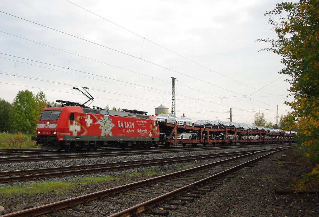 Das letzte Rendezvous mit 185 142-7, damals in Osnabrck, liegt noch gar nicht so lang zurck, da kam sie am 06.10.2010 schon wieder vor die Linse. Diesmal zu Besuch in Eschwege West mit einem Autozug in Richtung Norden.