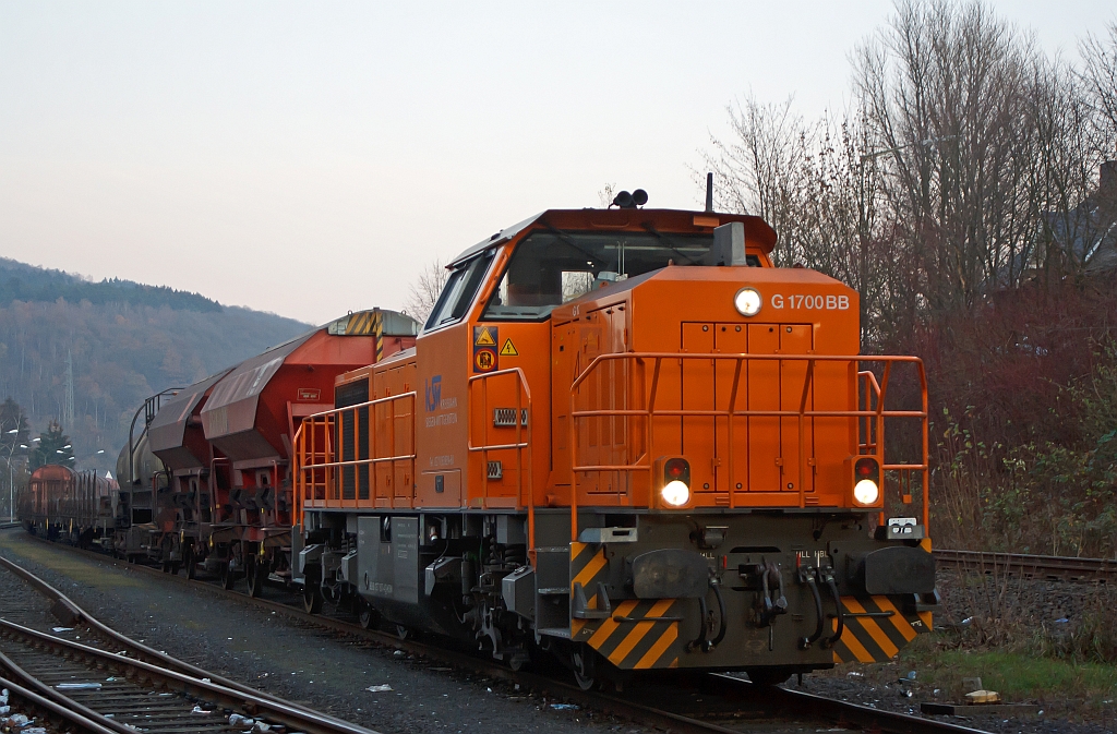Das Licht ist schon weg 16.11.2011 (16:40 Uhr): Lok 46 der Kreisbahn Siegen-Wittgenstein (KSW) steht am 16.11.2011 mit einem Gterzuges, auf dem KSW eigenem Rangierbahnhof in Herdorf, zur bergabefahrt bereit.  Die Lok ist Vossloh G 1700-2 BB und wurde 2008 unter der Fabrik-Nr. 5001680 gebaut.