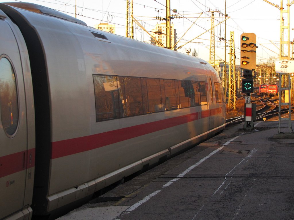 Das Lichtsignal am Gleis 15 und der ICE 519 von Dortmund Hbf nach Mnchen Hbf, in Stuttgart Hbf; 16.01.2011