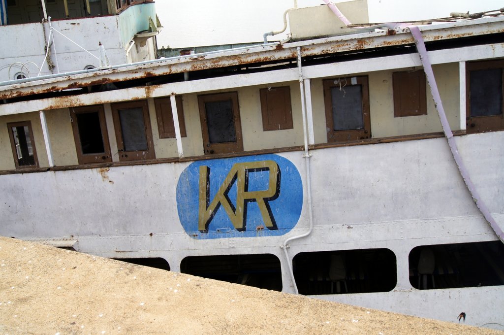 Das Logo der Kenya Railways auf einem teilweise gesunkenem Schiff am 7.6.2012 in Kisumu.