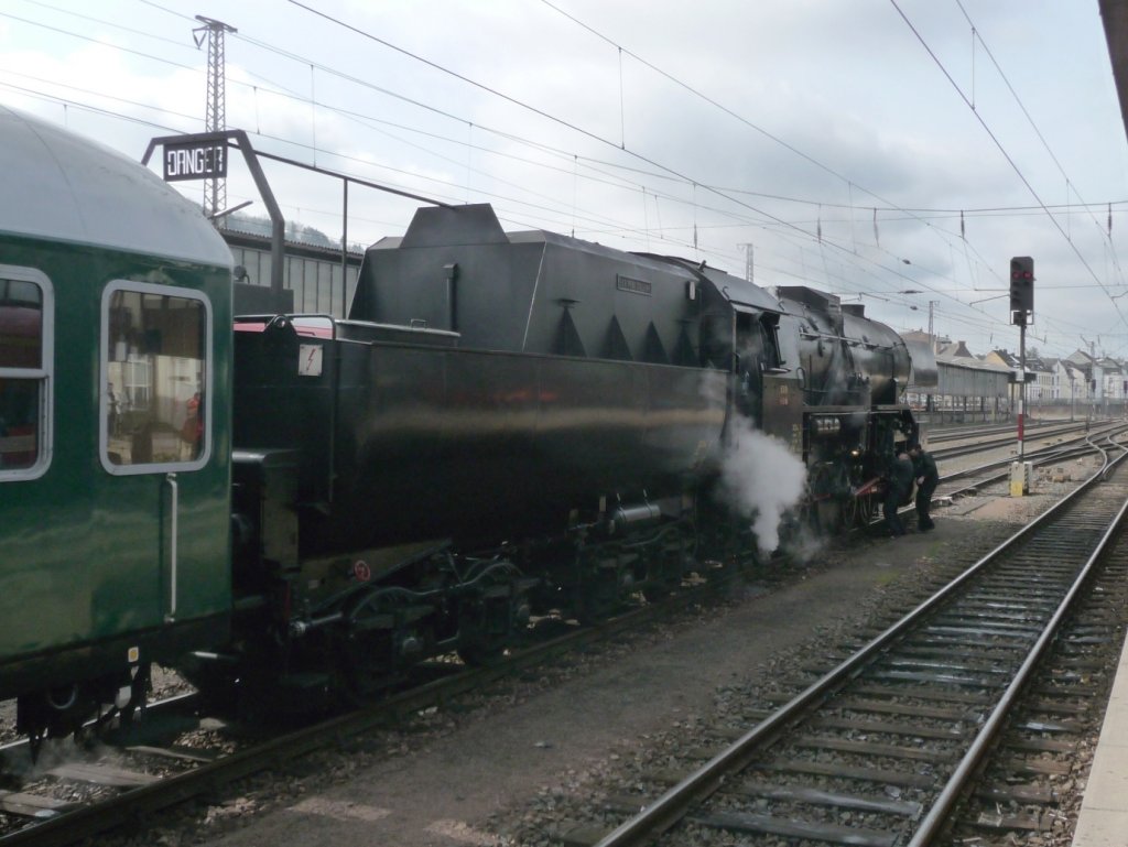 Das Lokpersonal inspiziert gerade ihre CFL 5519 in Trier HBf