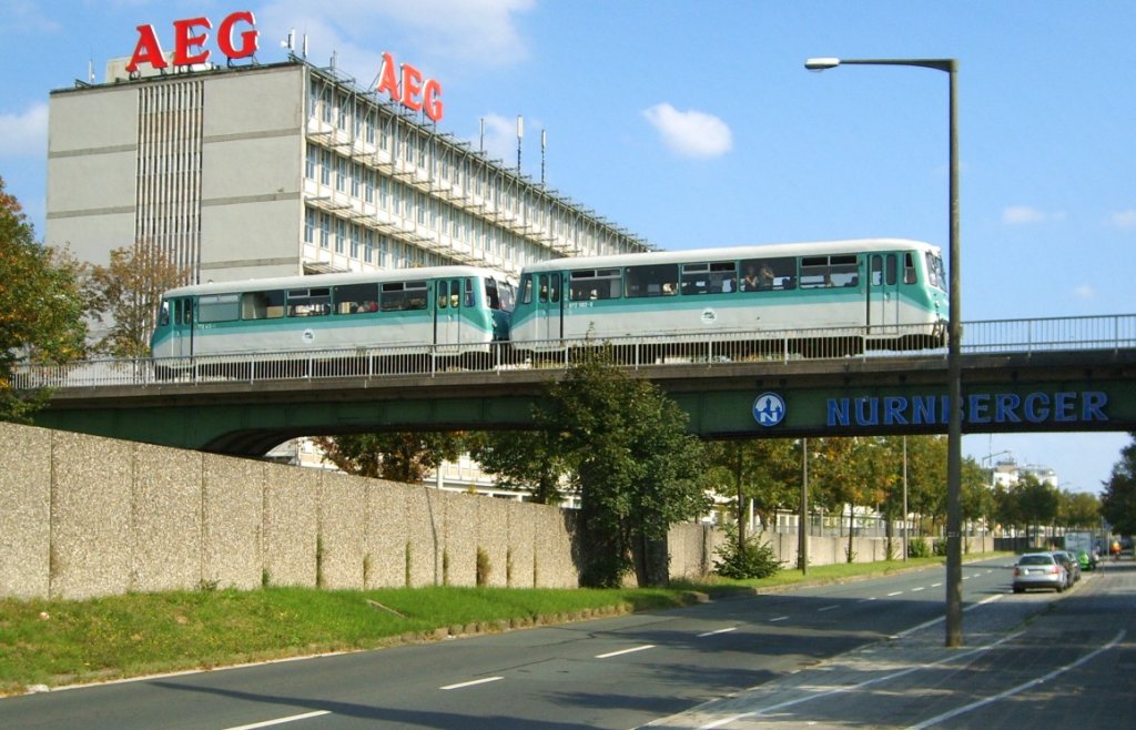 Das LVT-Prchen am 16.9.07 auf der Ringbahnbrcke ber die Frther Strae. Hinter der Betonwand fhrt die Nrnberger U-Bahn-Linie U1 oberirdisch.