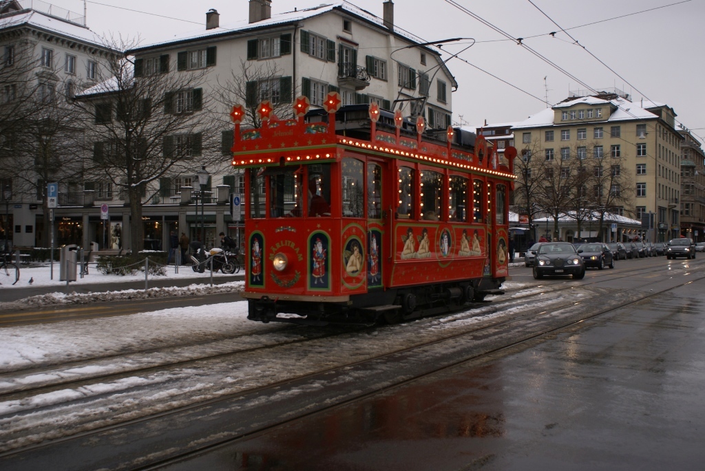 Das Mrlitram fhrt am 19.12.10 vom Bellevue Richtung Helmhaus.
