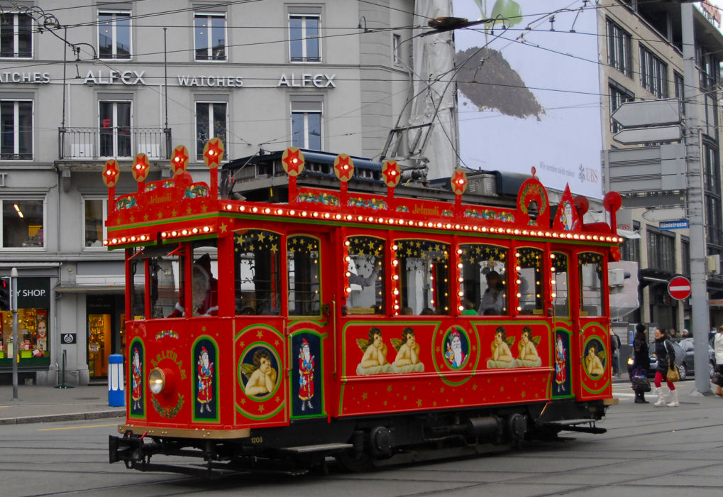 Das Märlitram (Schweizerdeutsch für Märchen-Tram) Be 2/2 1208 ist das älteste historische Fahrzeug der heute von den Verkehrsbetrieben Zürich betriebenen Strassenbahn Zürich. Ist alljährlich  ab dem 26. November bis zum 23. Dezember 2012 in Zürich im Einsatz. Fredy Hader 01.12.2012 beim Bellevue Zürich