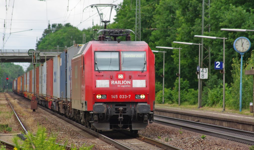 Das ist mal ein Sonderzug... ;) Auch wenn's im Zugzielanzeiger der 145 033-7 steht war's doch nur ein ordin�rer Containerzug in Richtung S�den. Aufgenommen am 06.07.2010 in Radbruch. 
