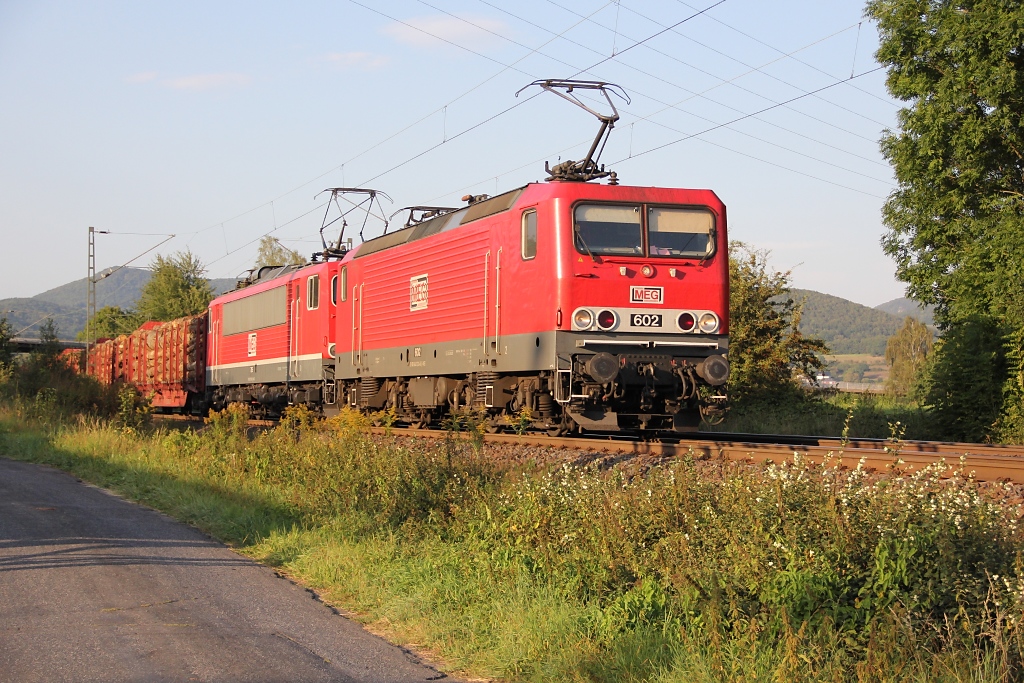 Das MEG Doppel aus 143 204-6 (MEG 602) und 155 198-5 (MEG 706) kam am 10.09.2012 mit einem Holzzug in Fahrtrichtung Süden über die KBS 613. Aufgenommen nahe der Nordeinfahrt nach Eschwege.