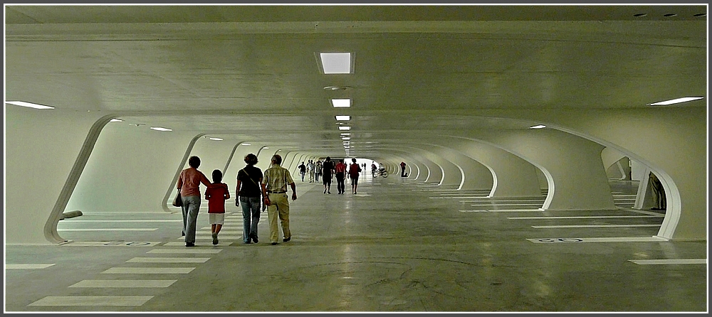 Das mit dem Bahnhof Lige Guillemins verbundene Parkhaus war am 20.09.09 noch leer und konnte von den zahlreichen Besuchern erwandert werden. (Jeanny)