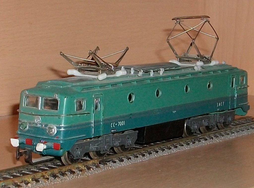 Das Modell einer franzssischen Schnellfahr-E-Lok CC 7001 stammt von Piko.