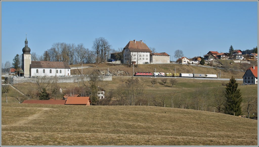 Das Motiv vor Jahren auf einer Velotour entdeckt, kam ich erst gestern dazu in Vaulruz ein Foto zu machen; dass ich dabei gerade noch eine hier der nicht gerade zahlreichen Gtezge ablichten konnte, war ziemliches Glck. 
14. Mrz 2012