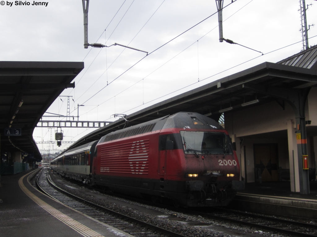 Das Motiv zu meinem 2000. Bild in der Community war schnell klar. Es soll eine ''Lok 2000'' sein. Jedoch war es nicht ganz einfach eine Re 460 zu finden, die auch noch damit angeschrieben war. Am 8.12.2012 bin ich in Genf fndig geworden, wo die Re 460 083-9 mit einem IR in Richtung Brig unterwegs ist. Sie gehrt zu den letzten die noch das ''2000'' tragen.