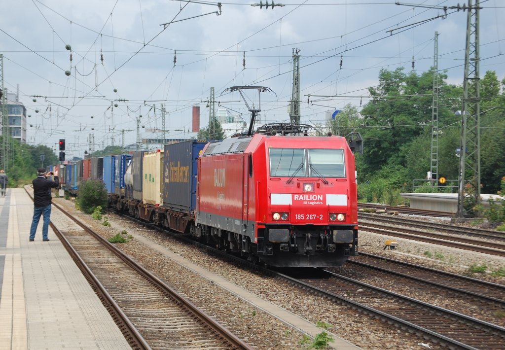 Das der Mnchener Heimeranplatz, ein  Mekka  fr Fuzzies ist genauso wie Kln West,Hamburg-Harburg oder Limmer ist weit bekannt. Auf dem Bild ist das schn zu erkennen, als 185 267-2 mit ihrem Containerzug am 30.07.2010 an den Fotografen vorbei fuhr.
