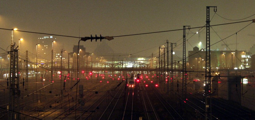Das Munchener Hbf im perspectiv am abend von 30. 07 2005.