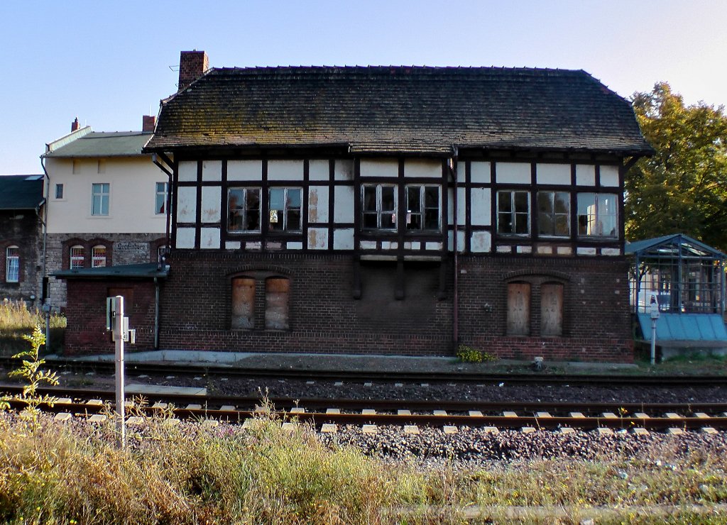 Das nach der Sanierung aufgelassene Stellwerk am westlichen Bahnhofsende von Quedluinburg ist noch nicht dem Vandalismus anheim gefallen.
19.10.2012 15:25 Uhr, am Ende der Harzwanderung aufgenommen.
