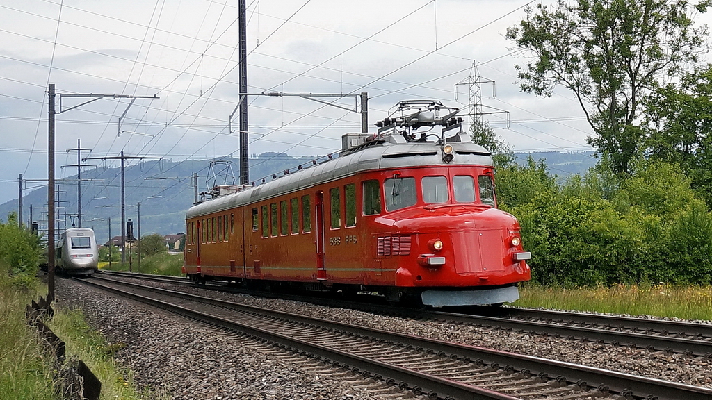 Das nennt man Riesenglck ! Kaum war der TGV ( im Hintergrund links ) an mir vorbei, kam der  Churchill Rote Pfeil  RAe 4/8  1021 unverhofft angefahren. Es hat fr ein paar Fotos gerade so gereicht und endlich habe ich mal Glck gehabt.
Eiken/Aargau 26.5.2013