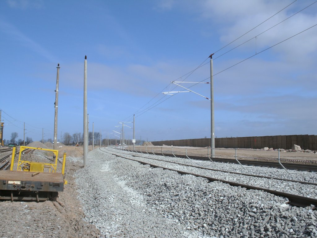 Das neu angelegte Streckengleis zwischen Rambin und Altefhr am 30.Mrz 2012.Alle Zge fahren im neuen Streckenabschnitt momentan noch eingleisig.