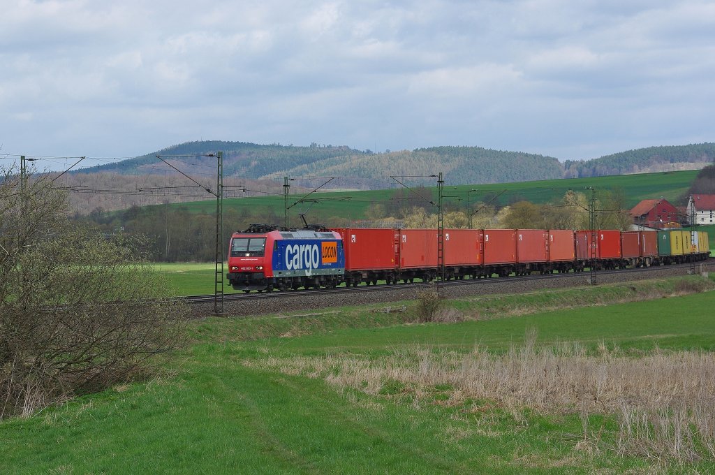 Das ist neu: SBB Cargo fr Locon unterwegs, mit dazugehrigem Sticker. So sieht 482 003-1 aktuell aus. Aufgenommen am 09.04.2010 bei Haunetal Neukirchen in Fahrtrichtung Sden.